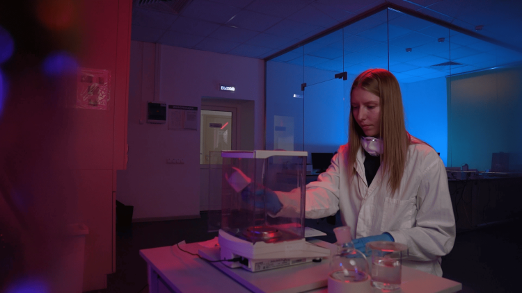 Против него